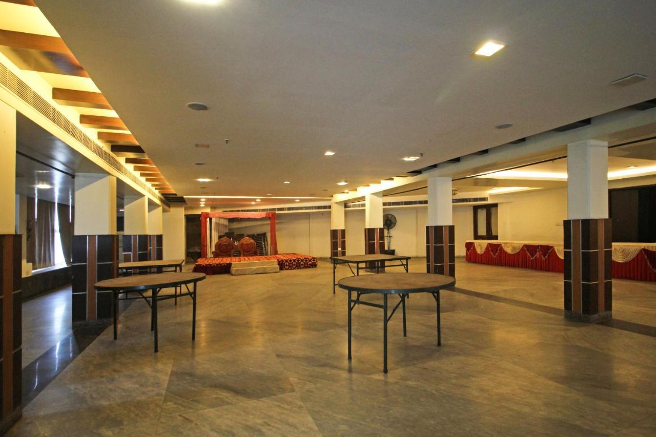 Capital O 7331 Hotel Downtown Нью-Дели Экстерьер фото