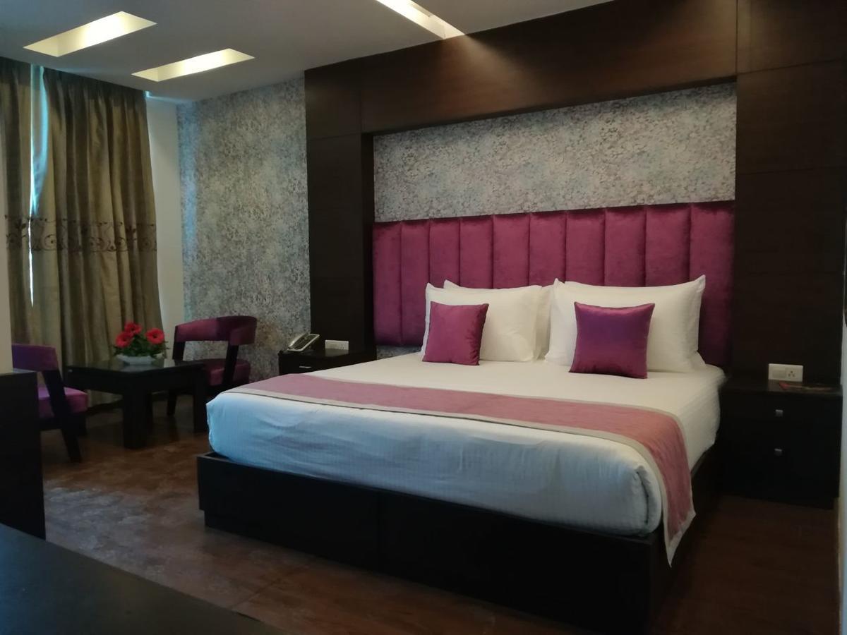 Capital O 7331 Hotel Downtown Нью-Дели Экстерьер фото