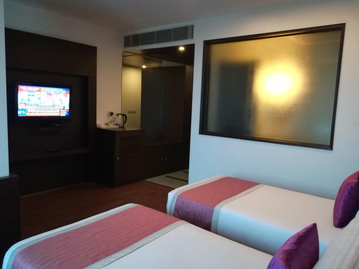 Capital O 7331 Hotel Downtown Нью-Дели Экстерьер фото