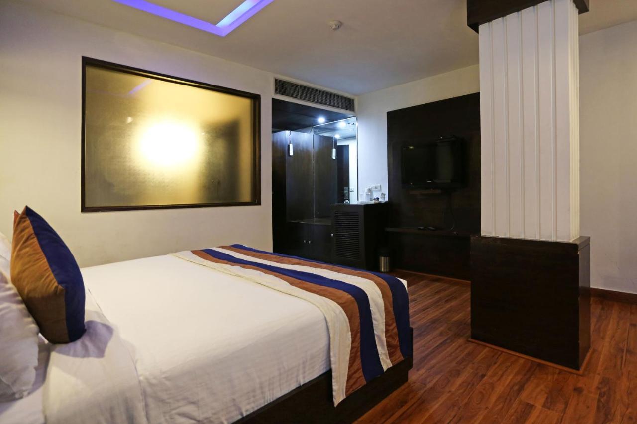 Capital O 7331 Hotel Downtown Нью-Дели Экстерьер фото